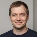 Улыбающийся клиент Буди — успешный участник ежедневных турниров в онлайн-казино Pol88 Sahur