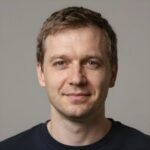 Улыбающийся клиент Марк — успешный участник ежедневных турниров в онлайн-казино Pol88 Sahur